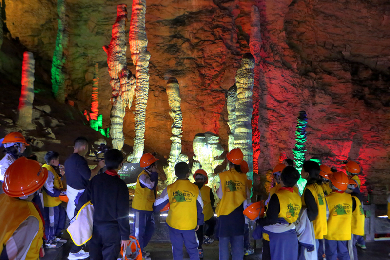 春假掀起研學(xué)熱，黃龍洞景區(qū)“含娃量”大幅攀升